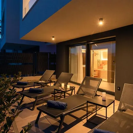 Annabel's Luxury With Private Pool, Indoor Jacuzzi With Sauna Apartment *