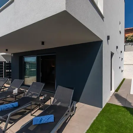 Annabel's Luxury With Private Pool, Indoor Jacuzzi With Sauna Apartment *