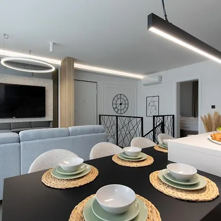 Annabel's Luxury With Private Pool, Indoor Jacuzzi With Sauna Apartment *