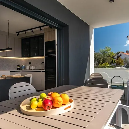Annabel's Luxury With Private Pool, Indoor Jacuzzi With Sauna Apartment *