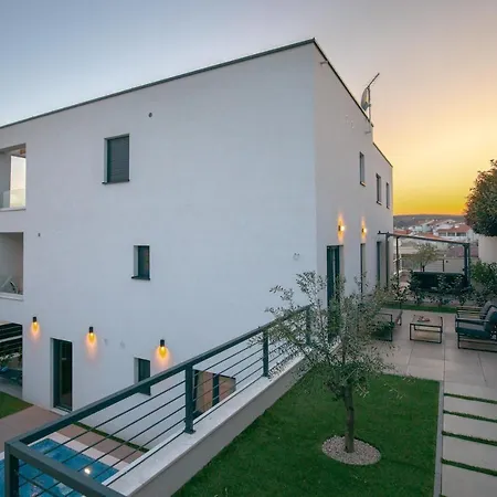 Apartment Annabel's Luxury With Private Pool, Indoor Jacuzzi With Sauna