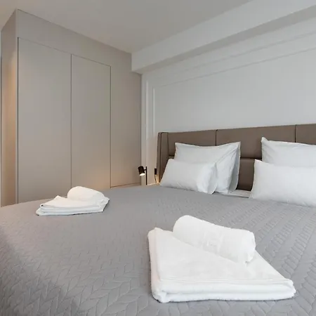 Annabel's Luxury With Private Pool, Indoor Jacuzzi With Sauna Apartment