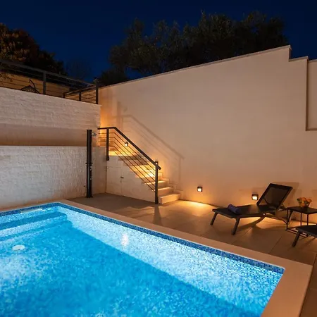 아파트 Annabel's Luxury With Private Pool, Indoor Jacuzzi With Sauna 크르크