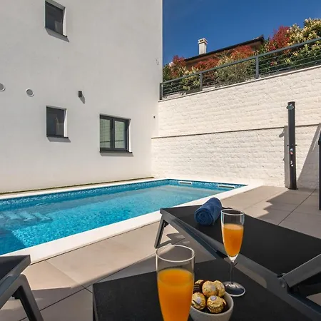 Annabel's Luxury With Private Pool, Indoor Jacuzzi With Sauna 크르크