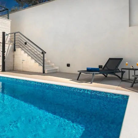 아파트 Annabel's Luxury With Private Pool, Indoor Jacuzzi With Sauna 크르크
