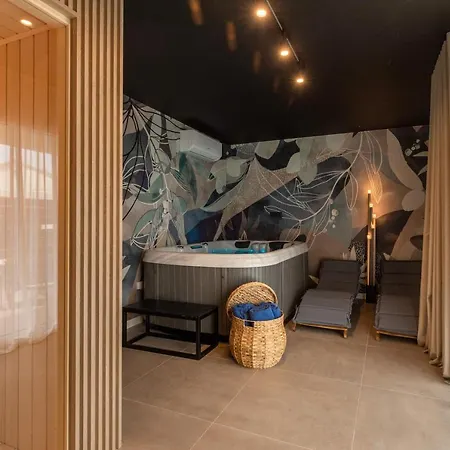 아파트 Annabel's Luxury With Private Pool, Indoor Jacuzzi With Sauna 크르크