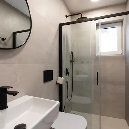 Annabel's Luxury With Private Pool, Indoor Jacuzzi With Sauna 아파트 크르크