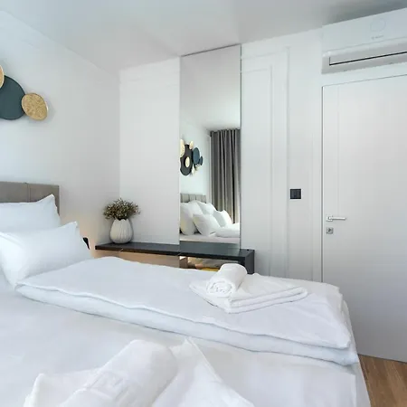 Annabel's Luxury With Private Pool, Indoor Jacuzzi With Sauna 아파트 크르크